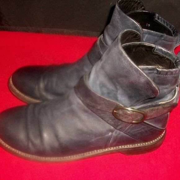 Pep Monjo Spain Handmade Eco-Friendly Flat Buckled Boots - Picture 7 of 10